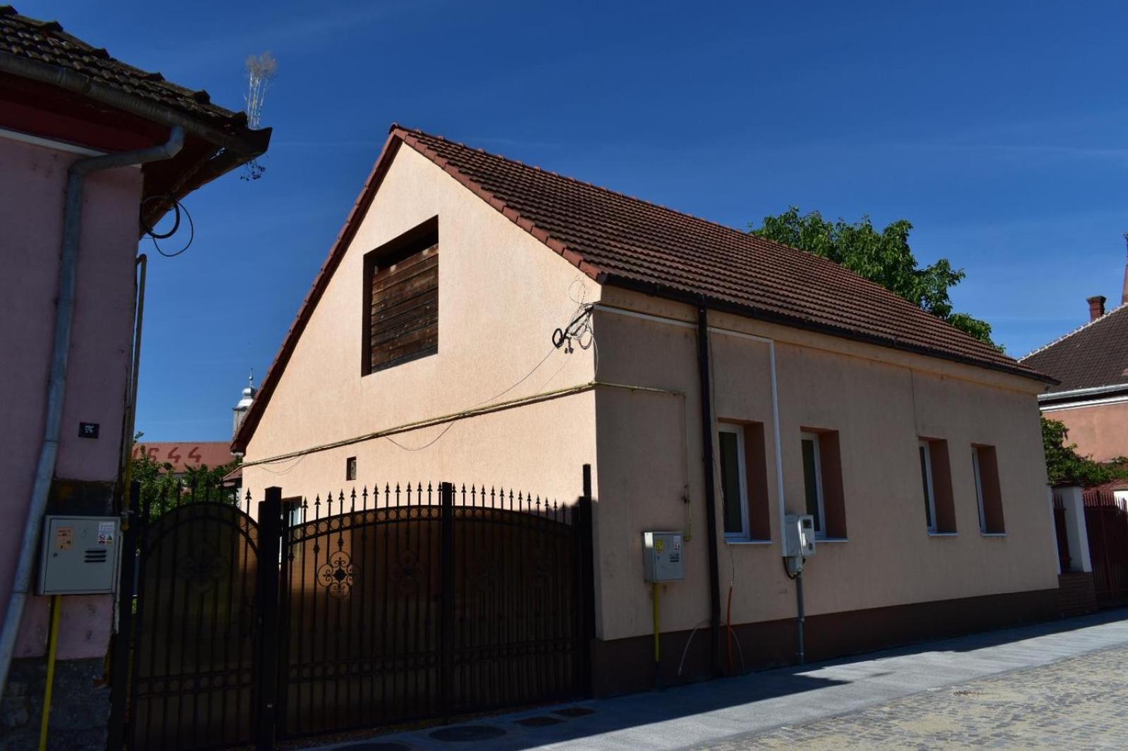 Transilvania Rent Hunedoara Buitenkant foto